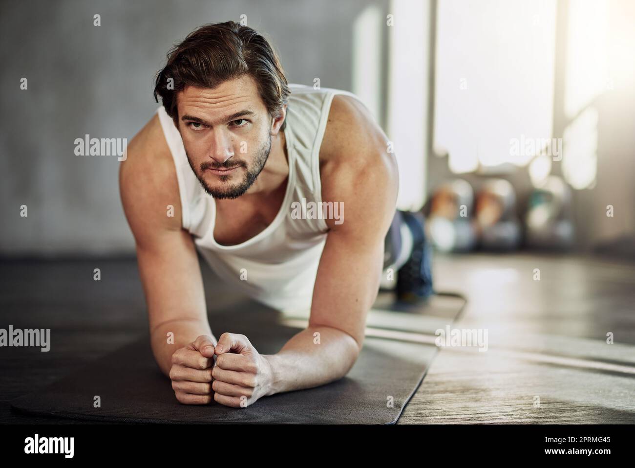 Er kann diese Pose für immer halten. Ein hübscher junger Mann plankend als Teil ihres Trainings. Stockfoto