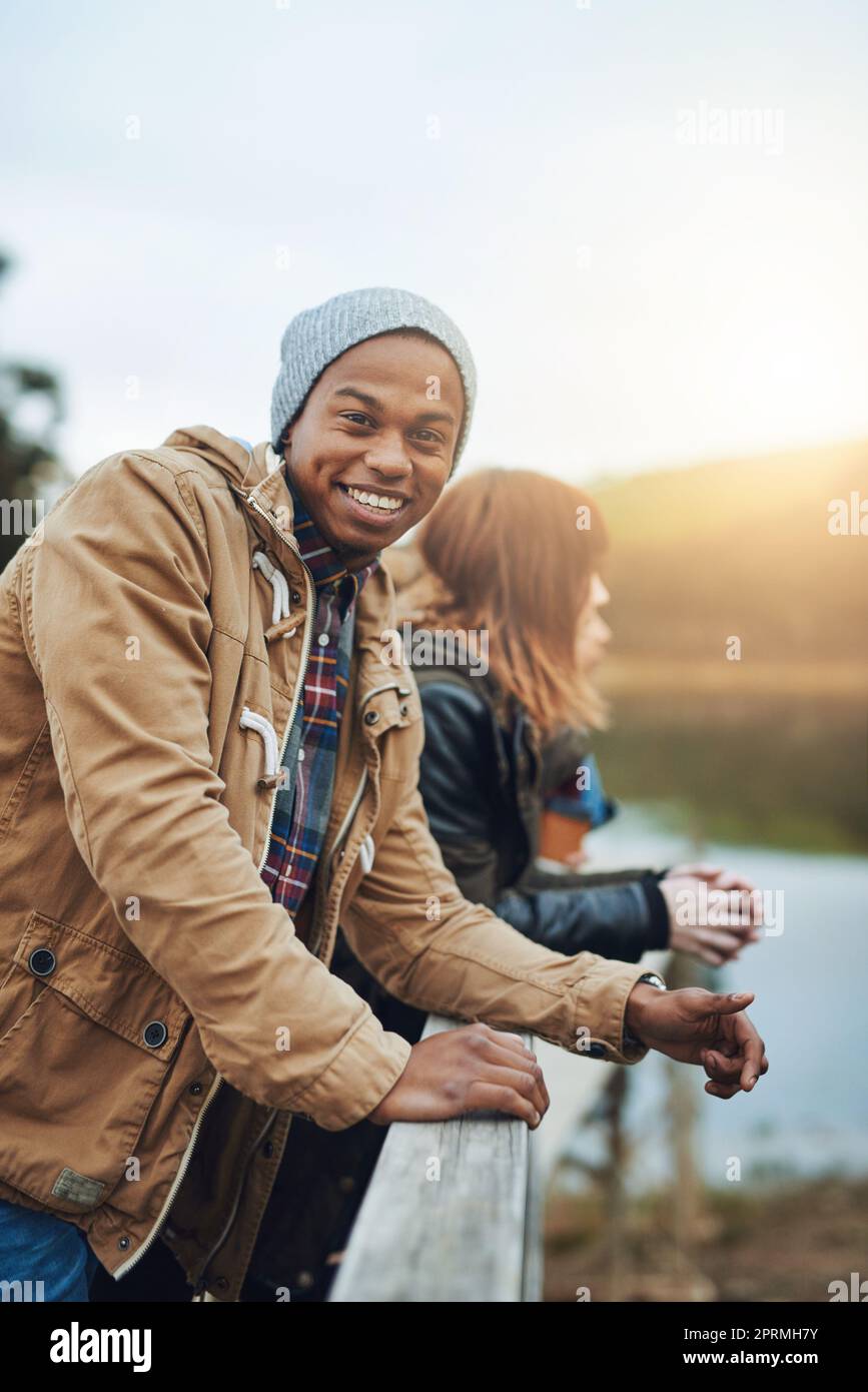 Die Welt ist unsere zu erkunden. Ein junger Mann verbringt Zeit im Freien auf einem Wochenende Kurzurlaub. Stockfoto