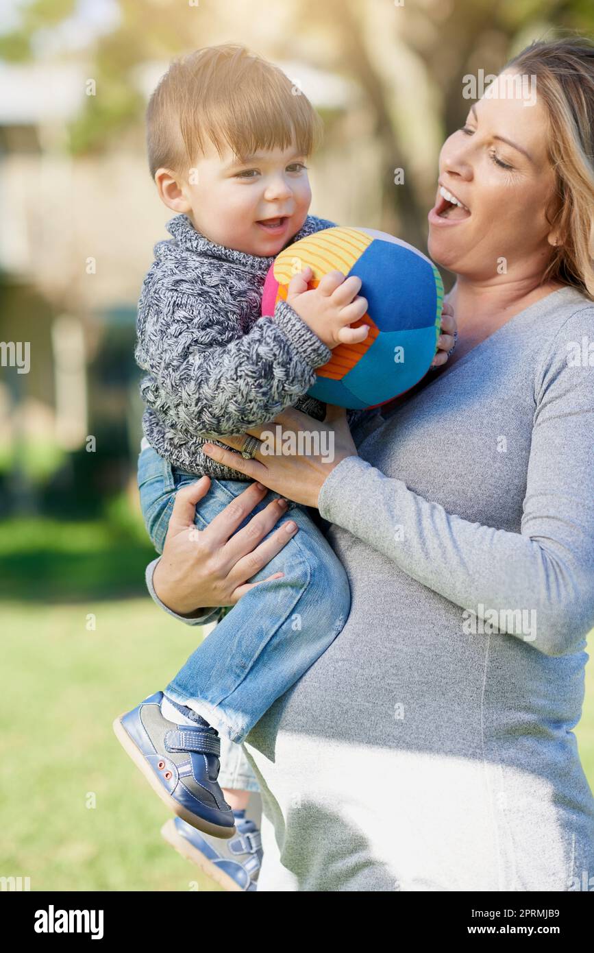 Die Tage sind voller Spaß, wenn sie zusammen sind. Eine Mutter verbindet sich mit ihrem kleinen Jungen draußen. Stockfoto