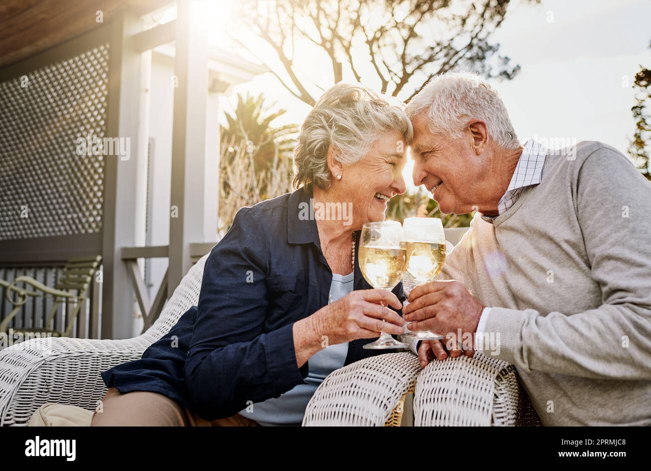 Möge unsere Liebe weiter wachsen. Ein glückliches Seniorenpaar, das an einem gemütlichen Nachmittag draußen mit Wein rösten kann. Stockfoto