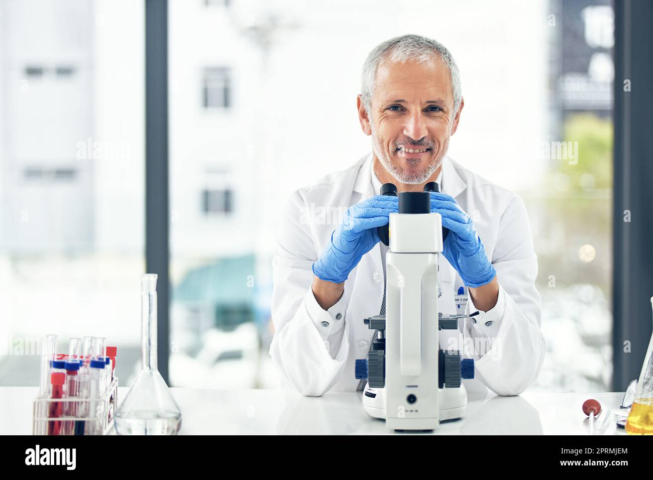 Ich arbeite mit meiner Leidenschaft für die Wissenschaft. Ein wissenschaftlicher Forscher bei der Arbeit am Mikroskop in einem Labor. Stockfoto