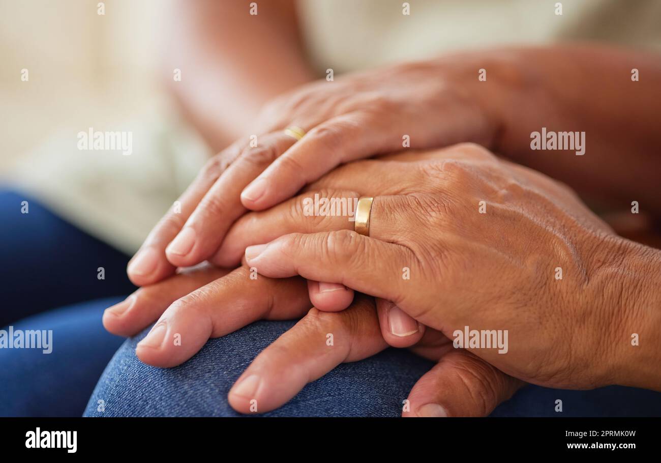Ein Paar, das Händchen hält für Unterstützung und Liebe, Dankbarkeit für Hilfe und Unterstützung und Freundlichkeit im Ruhestand zu Hause. Ältere Freunde oder ältere Menschen mit Respekt, Gemeinschaft und Hoffnung in der Ehe Stockfoto