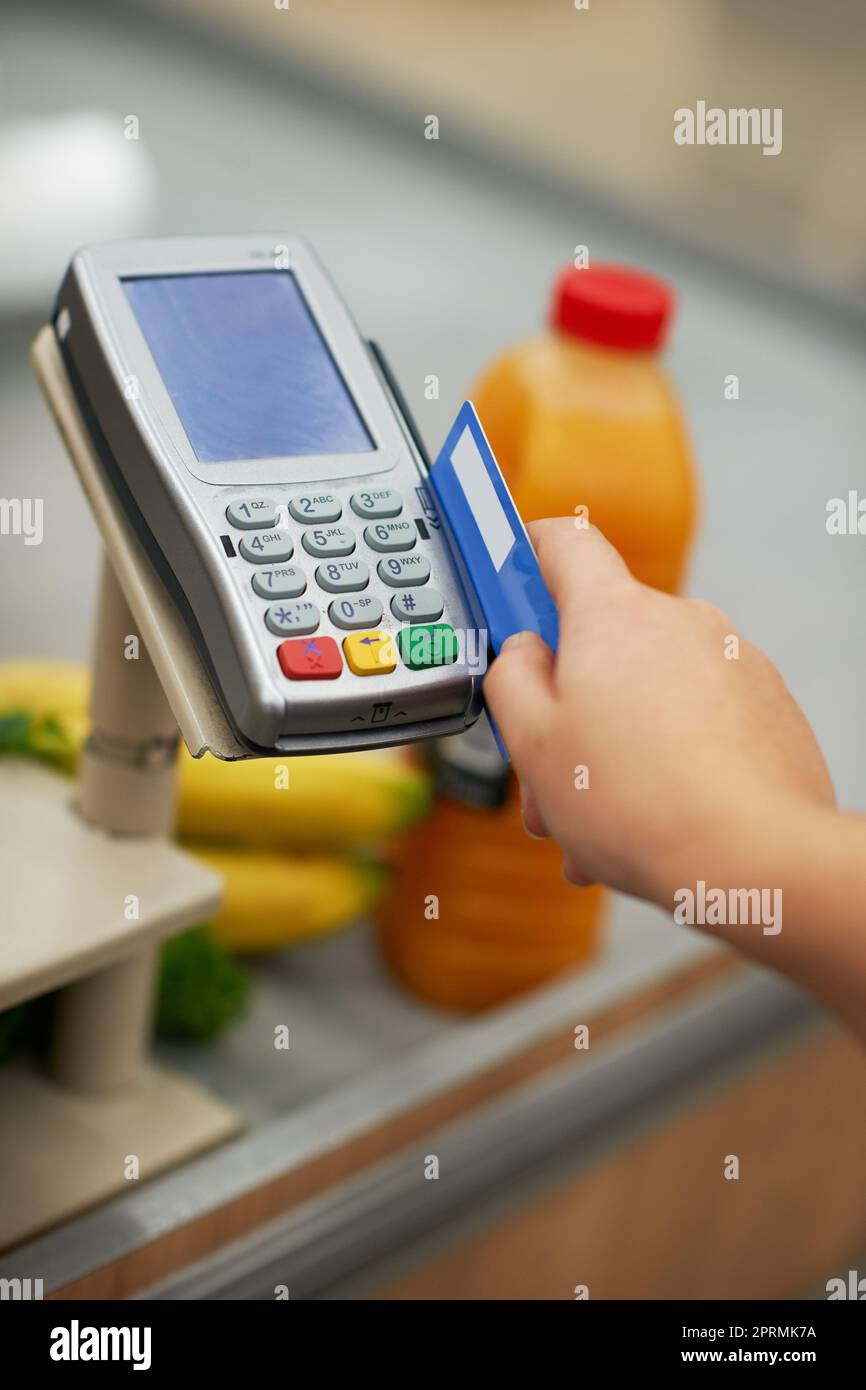 Die Bequemlichkeit elektronischer Zahlungen. Nahaufnahme einer Kreditkartenzahlung in einem Lebensmittelgeschäft. Stockfoto