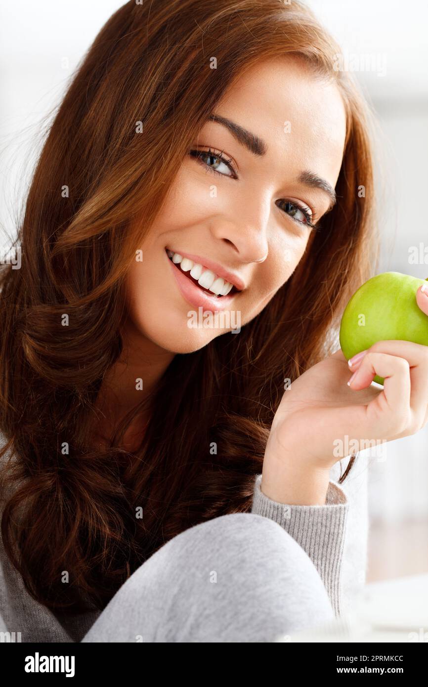 Gesunde Ernährung, frischer grüner Apfel und Fruchternährung für Wellness-Lebensmittel, Vitamine und Ballaststoffe. Porträtgesicht einer jungen, schönen und glücklichen Frau, Veganerin und Ernährungsberaterin, die nach Bio-Snacks hungert Stockfoto