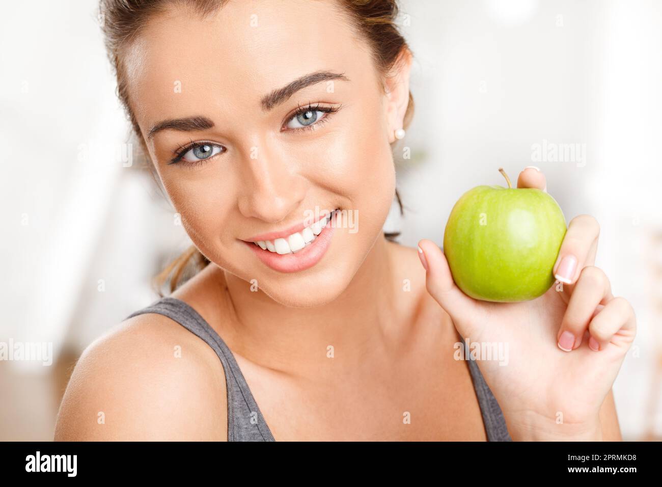 Frau isst Apfel für eine gesunde, frische und ausgewogene Ernährung mit Ernährung, Obst und Vitaminen. Porträtgesicht der Fitness, jung und glücklich vegan für Gewichtsverlust Lebensmittel, Bio Wellness und Beauty Hautpflege Stockfoto
