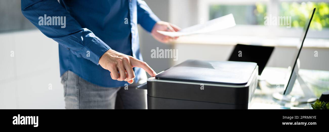 Seitenansicht in der Mitte des Geschäftsmanns durch Drücken der Drucktaste Stockfoto