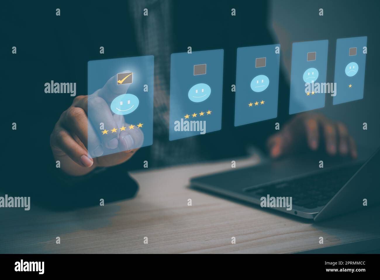 Customer Service Evaluation Smiley Face Emoticon fünf Sterne auf virtuellen Touchscreen.Business digitales Marketing Technologie Konzept. Stockfoto