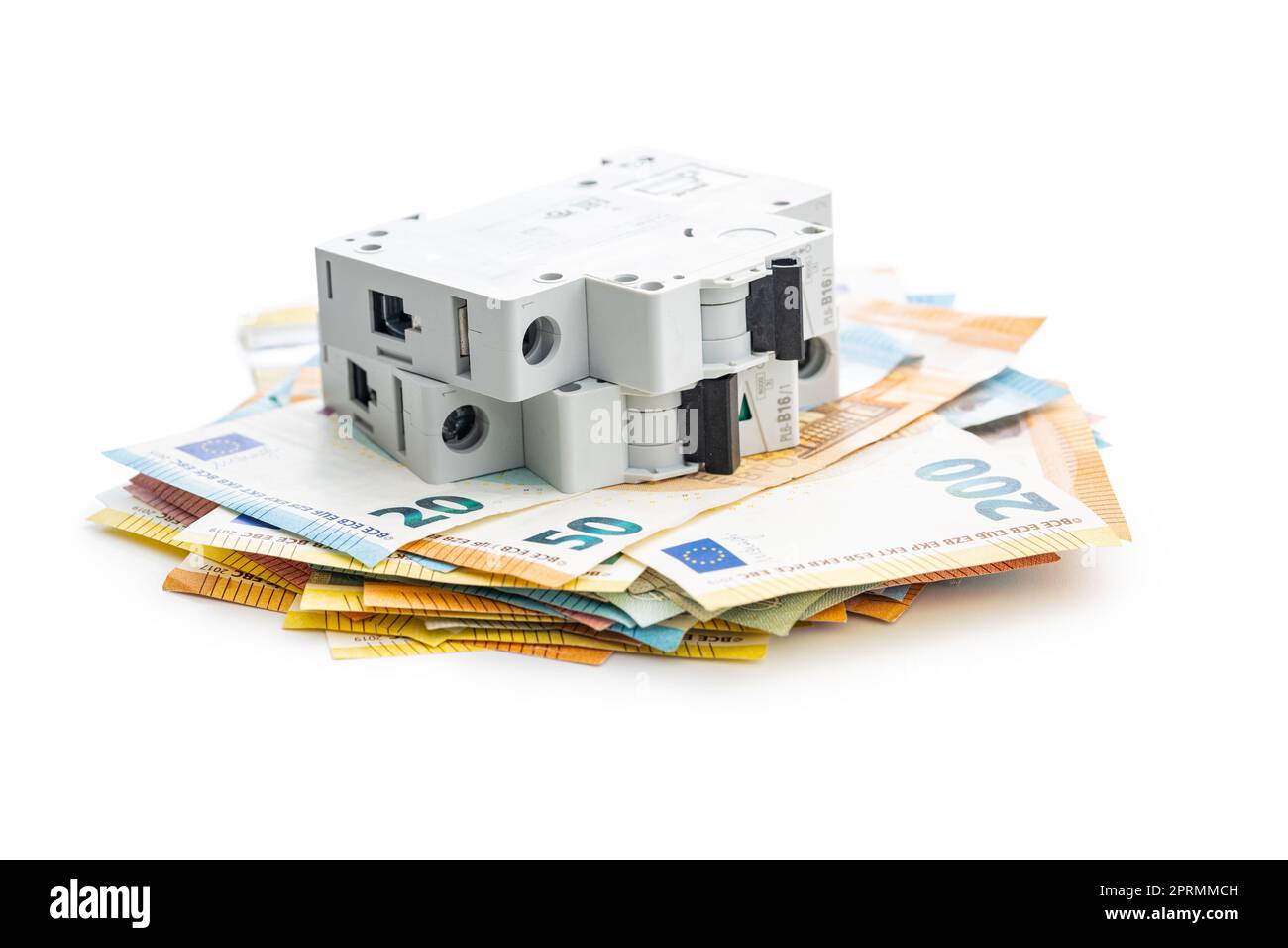 Trennschalter und Euro-Papiergeld isoliert auf weißem Hintergrund. Konzept steigender Strompreise. Stockfoto