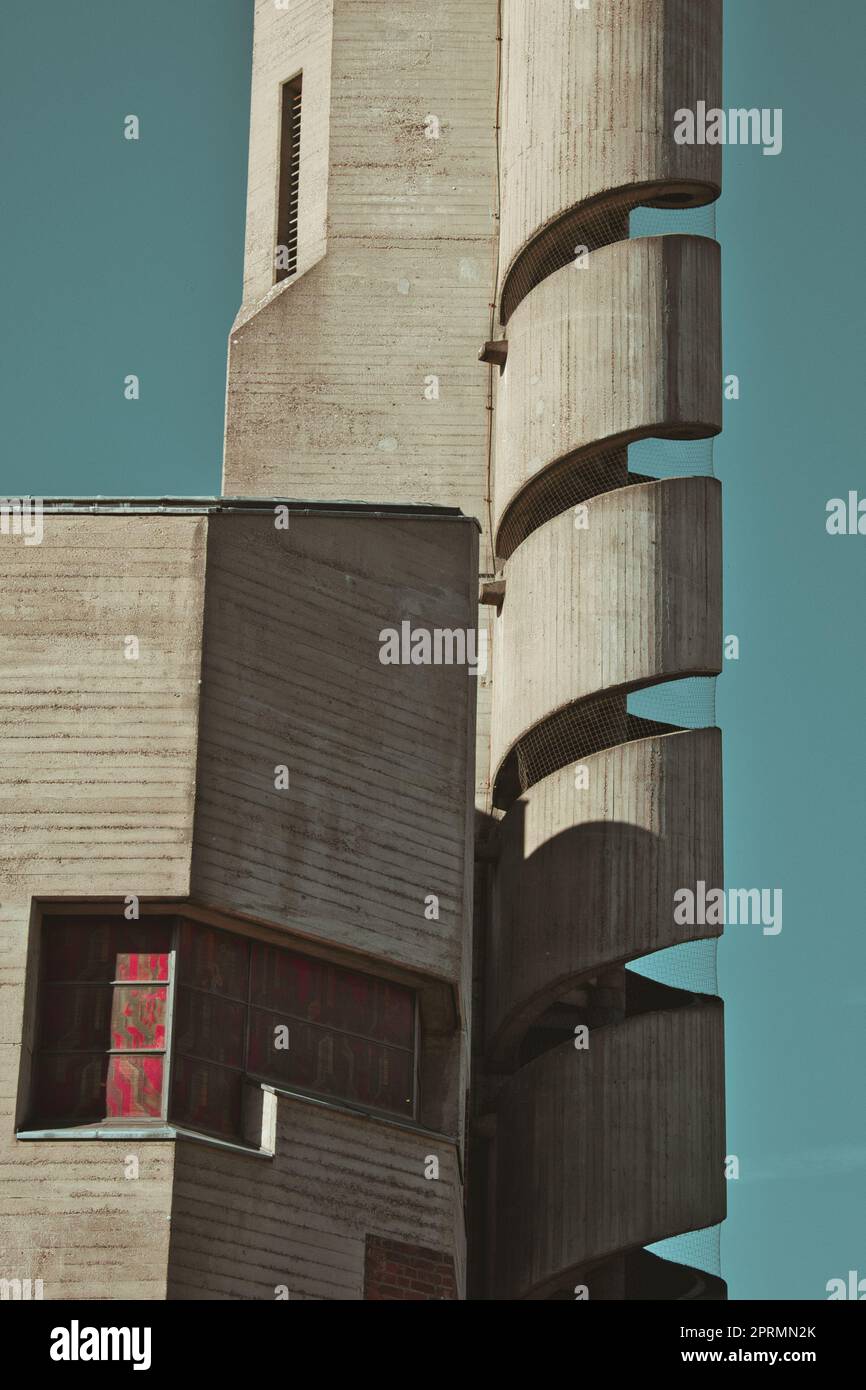 Kirchturm Christi Auferstehung mit Wendeltreppe auf blauem Himmelshintergrund in Köln Stockfoto