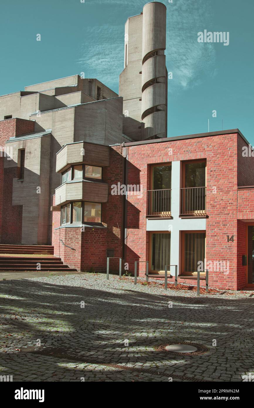 Vertikale Aufnahme eines Kirchturms mit einer Wendeltreppe Stockfoto