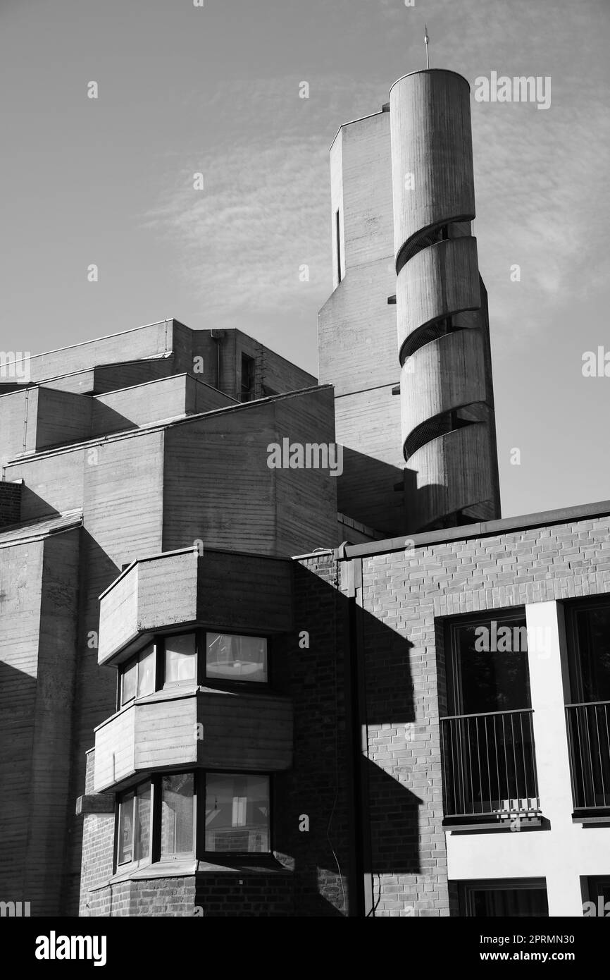 Vertikale Graustufenaufnahme eines Kirchturms mit einer Wendeltreppe Stockfoto