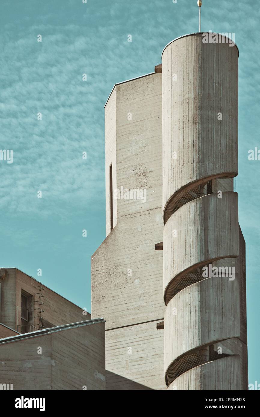 Kirchturm Christi Auferstehung mit Wendeltreppe auf blauem Himmelshintergrund in Köln Stockfoto