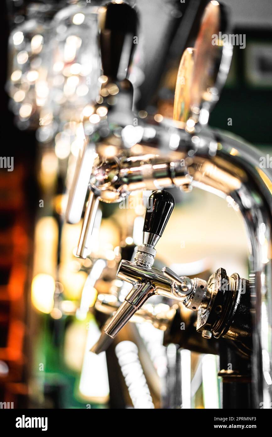 Nahaufnahme eines Bierzapfes in einer Bar. Stockfoto