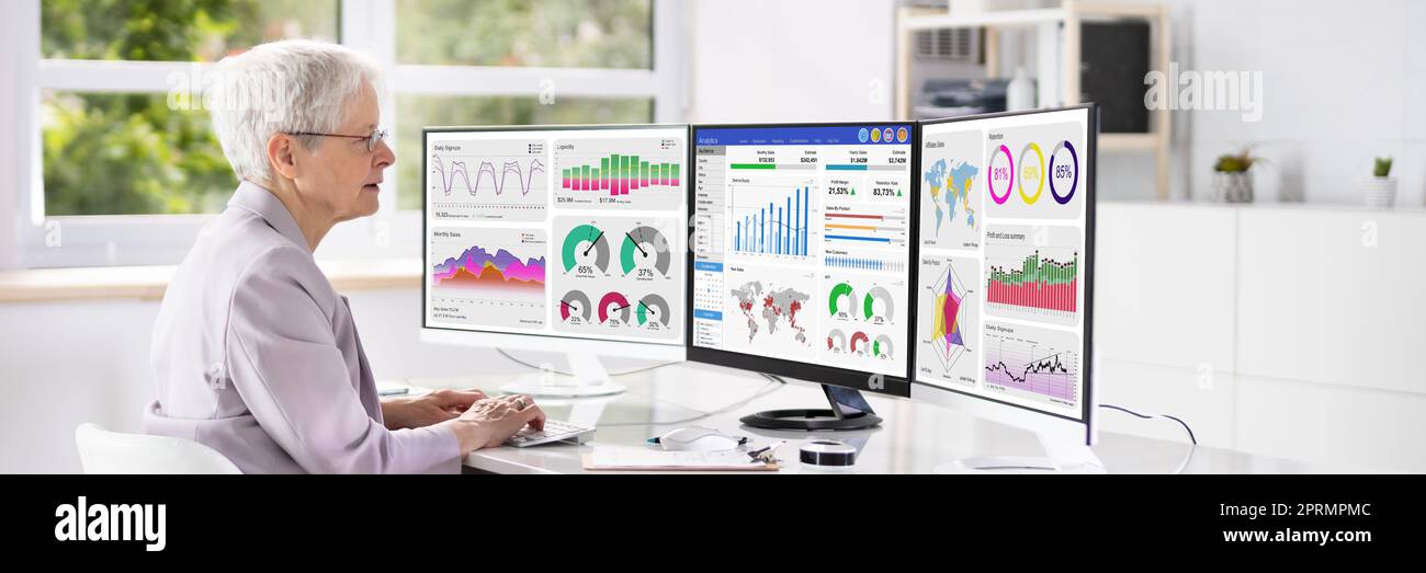 Analysten betrachten KPI-Daten Stockfoto