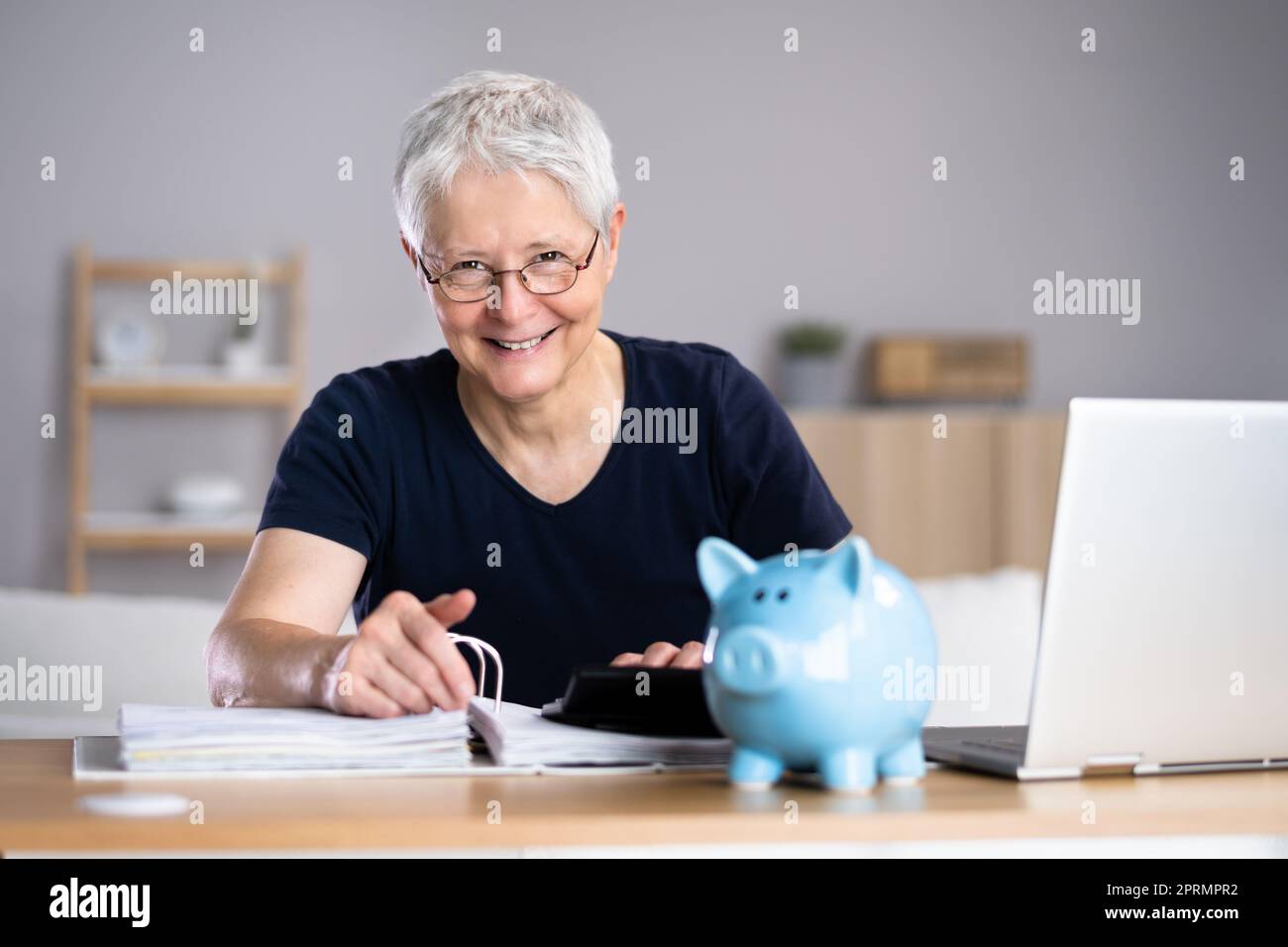 Glückliche Frau, Die Geld Spart. Persönliche Finanzen Stockfoto