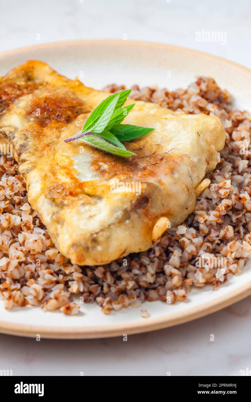 Gebratener Karpfen mit Bulgur und Minze Stockfoto