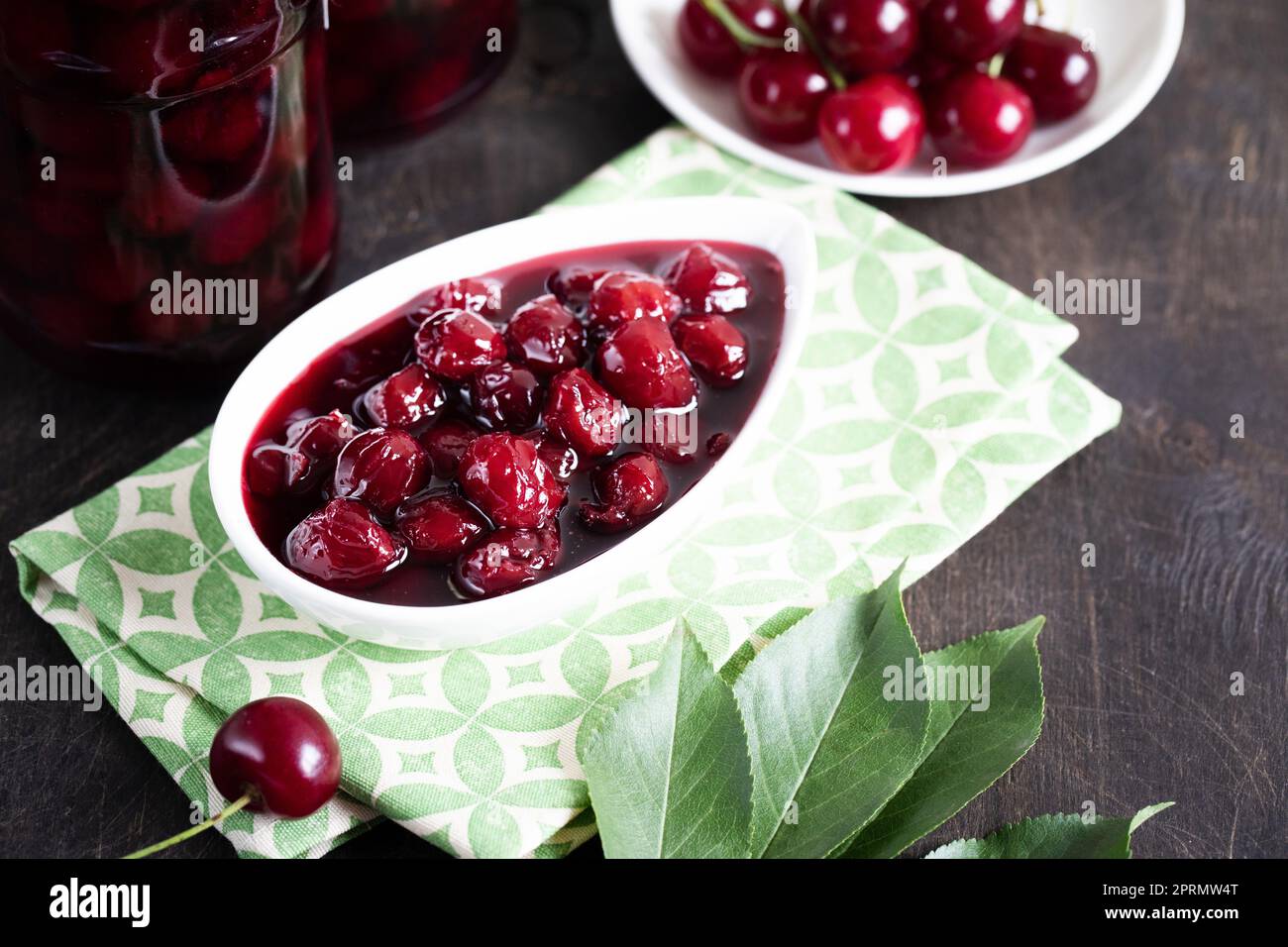 Kirschmarmelade und frische Kirschen in einer Schüssel, hausgemachte Konfitüren Stockfoto