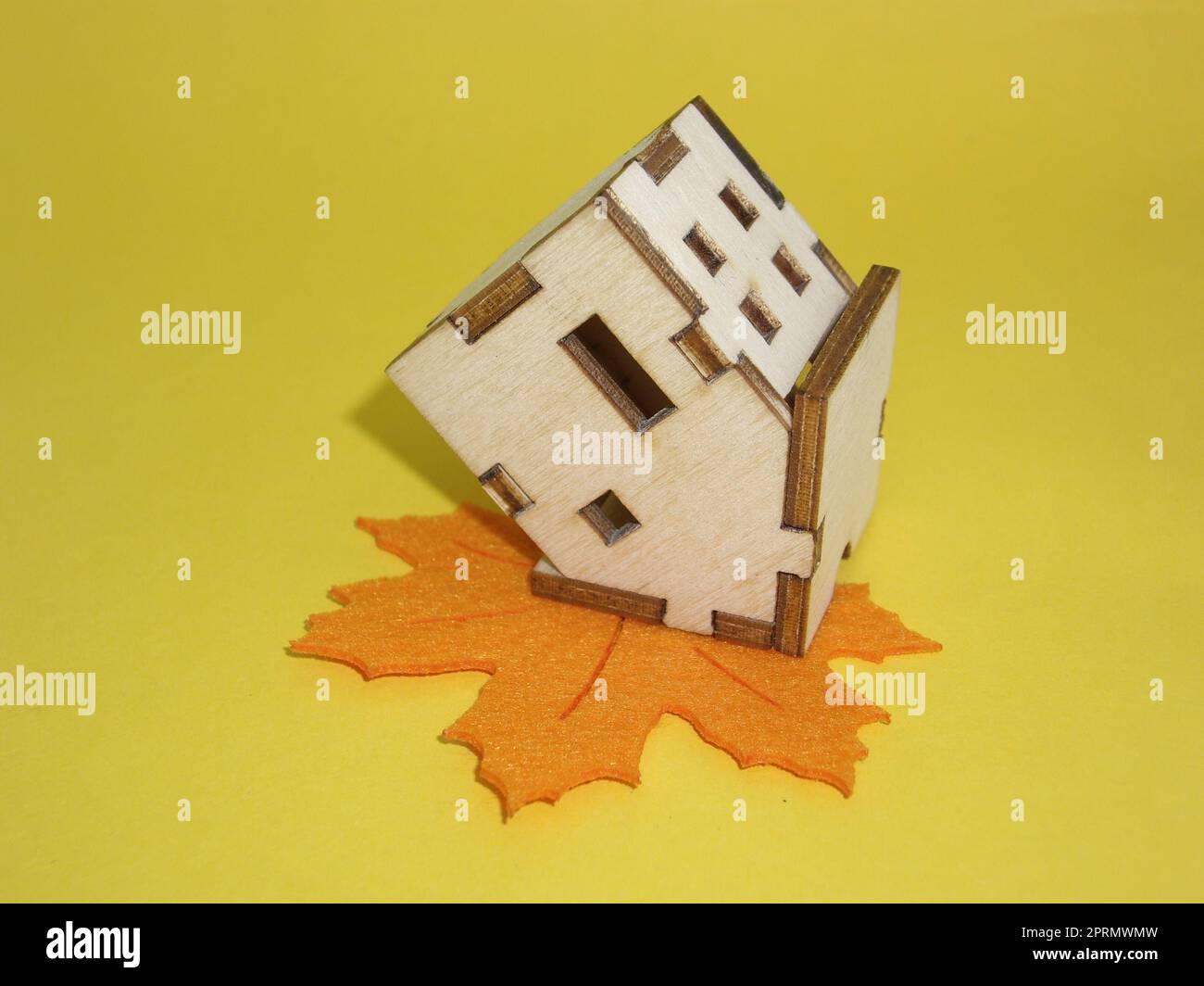Liegt ein umgedrehtes Haus auf einem Ahornblatt Stockfoto