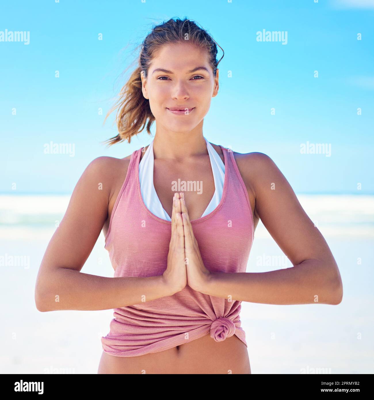 Innere Ruhe finden eine Pose nach der anderen. Eine junge Frau, die am Strand Yoga macht. Stockfoto