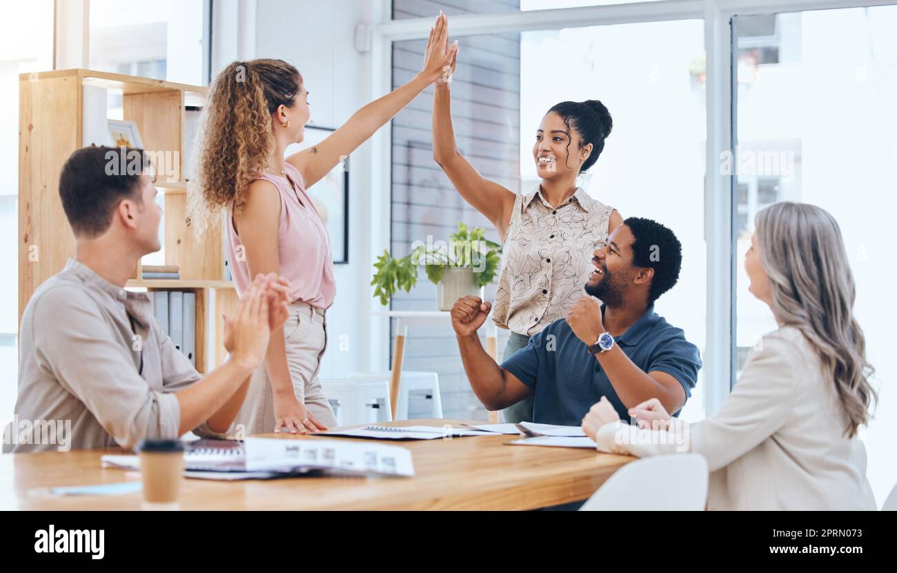 Business-Teamwork High Five feiert den Erfolg von Geschäftsabschlüssen, den Erfolg und die Gewinnermotivation, die in einer Startup-Agentur arbeiten. Glückliche Gesellschaft der Mitarbeiter, Zusammenarbeit der Mitarbeiter und Mitarbeiter zur Unterstützung des angestrebten Ziels Stockfoto