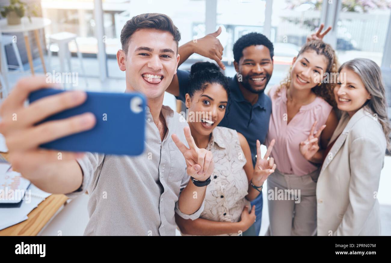 Selfie von Diversity Work Team mit einem Lächeln, das über Teamwork, Zusammenarbeit und Unterstützung im Büro erfreut ist. Arbeitsfreunde und Mitarbeiter im digitalen Marketing, die mit einem Friedenszeichen und einer Community posieren Stockfoto