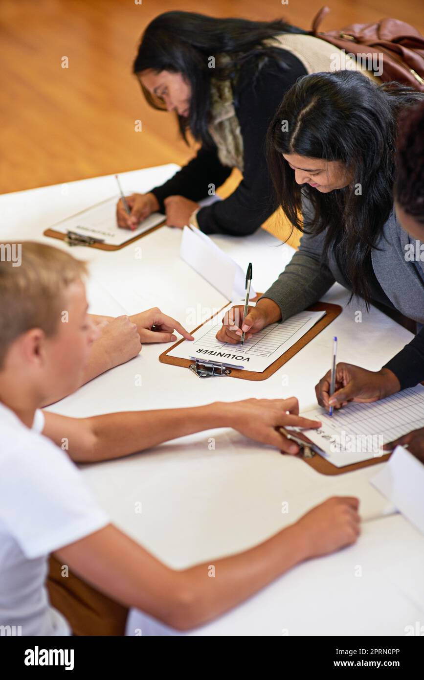 Sammeln von Unterschriften. Freiwillige Unterschriften für Kirchenspenden. Stockfoto