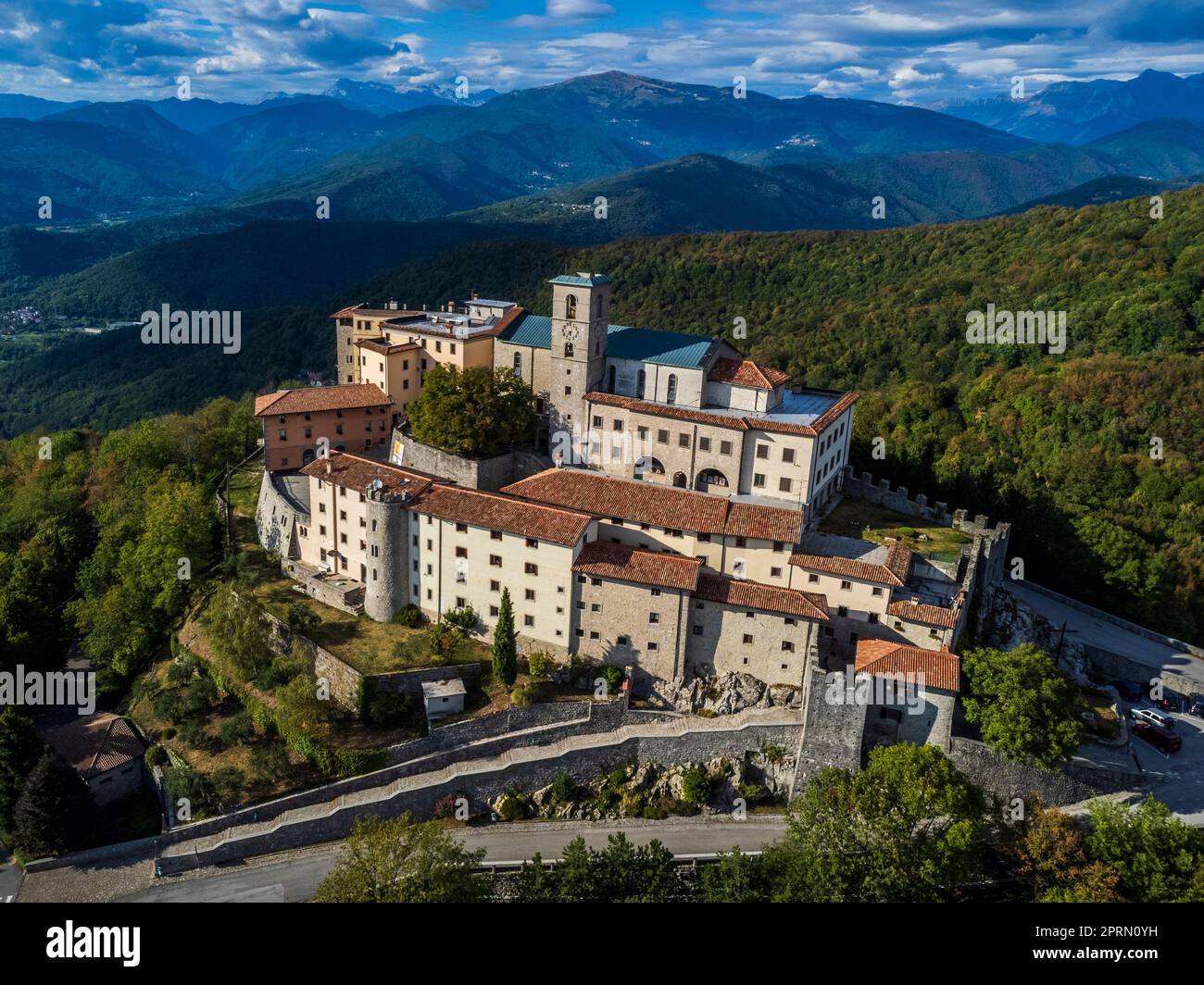 Antikes befestigtes Heiligtum von Castemonte. Spiritueller Aussichtspunkt über die Täler von Natisone. Stockfoto