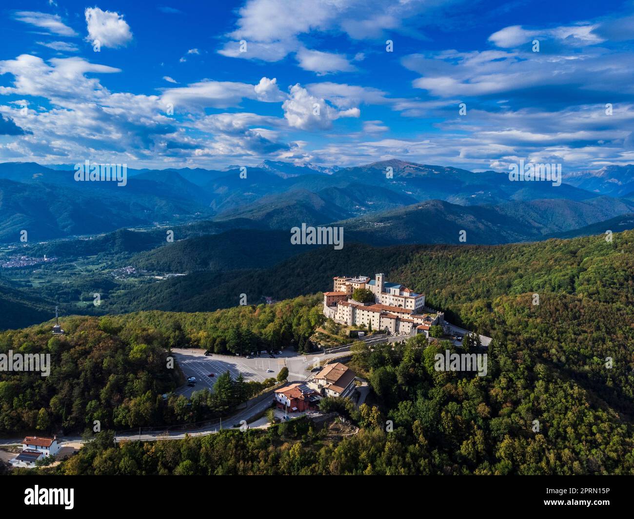 Antikes befestigtes Heiligtum von Castemonte. Spiritueller Aussichtspunkt über die Täler von Natisone. Stockfoto