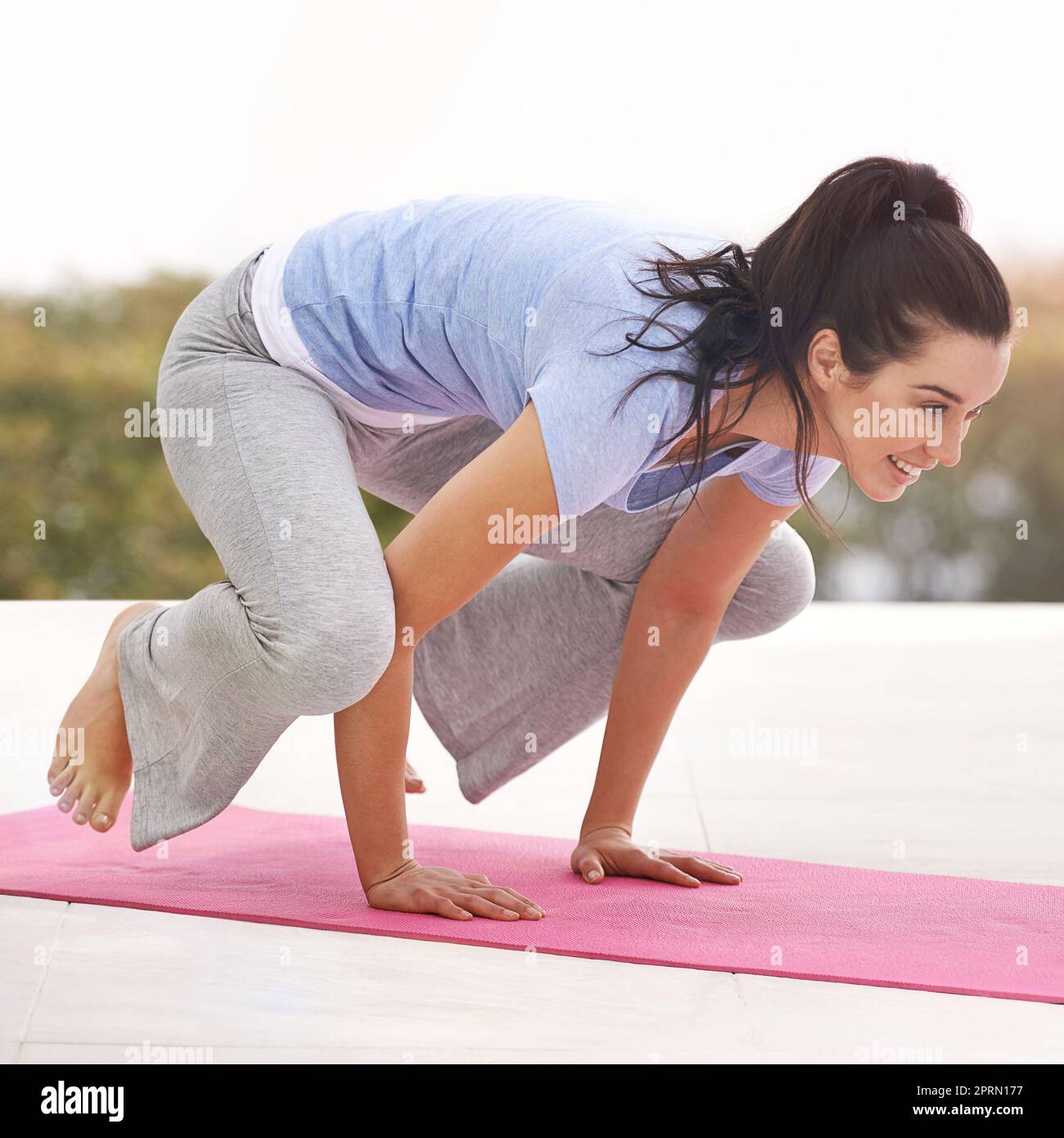 Machen Sie sich bereit, gut auszusehen und sich gut zu fühlen. Ganzkörperaufnahme einer jungen Frau, die im Freien Yoga macht. Stockfoto