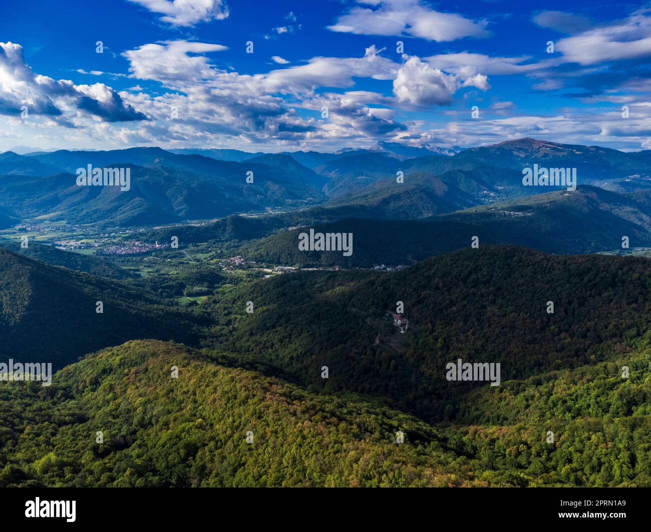 Antikes befestigtes Heiligtum von Castemonte. Spiritueller Aussichtspunkt über die Täler von Natisone. Stockfoto