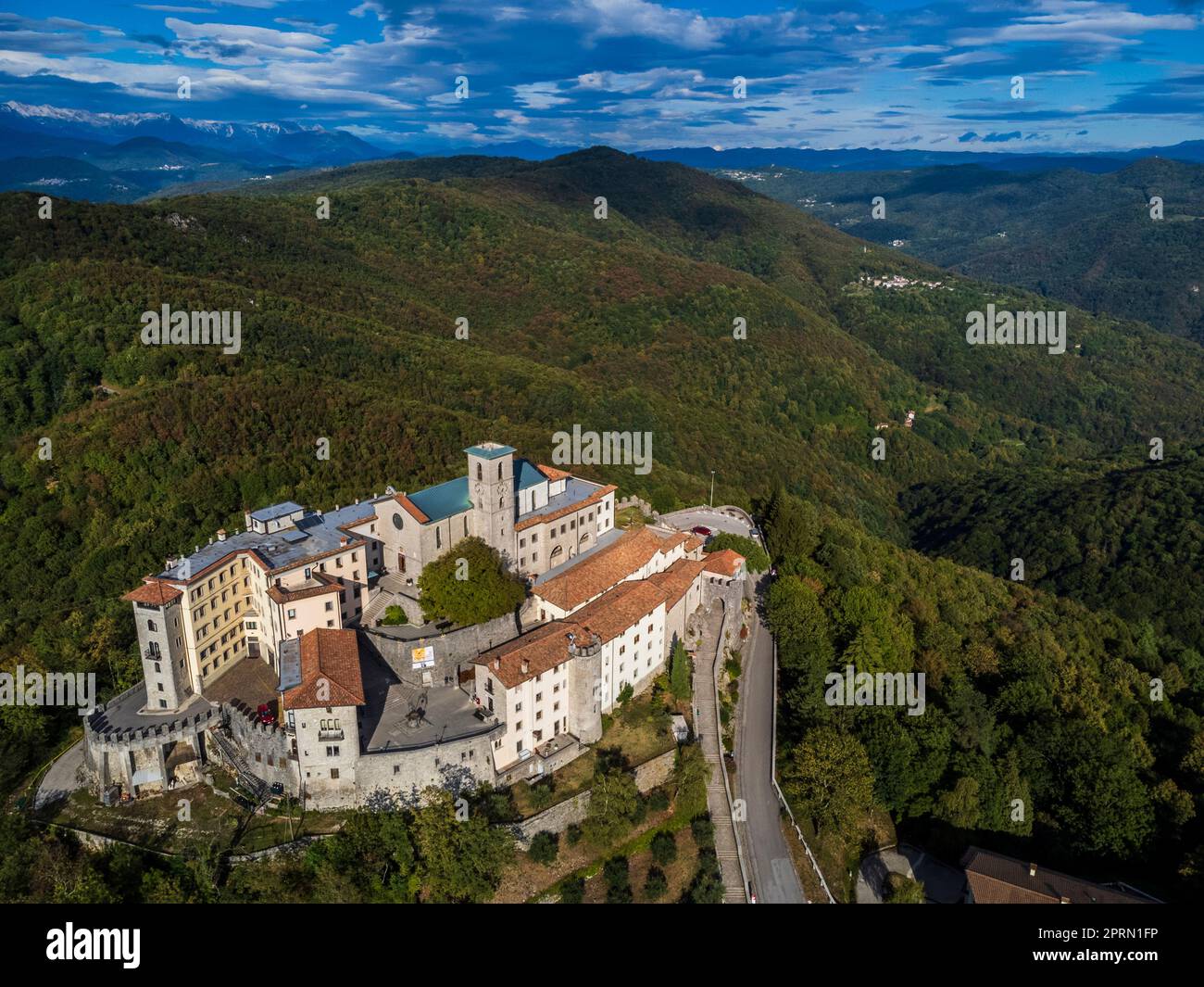 Antikes befestigtes Heiligtum von Castemonte. Spiritueller Aussichtspunkt über die Täler von Natisone. Stockfoto