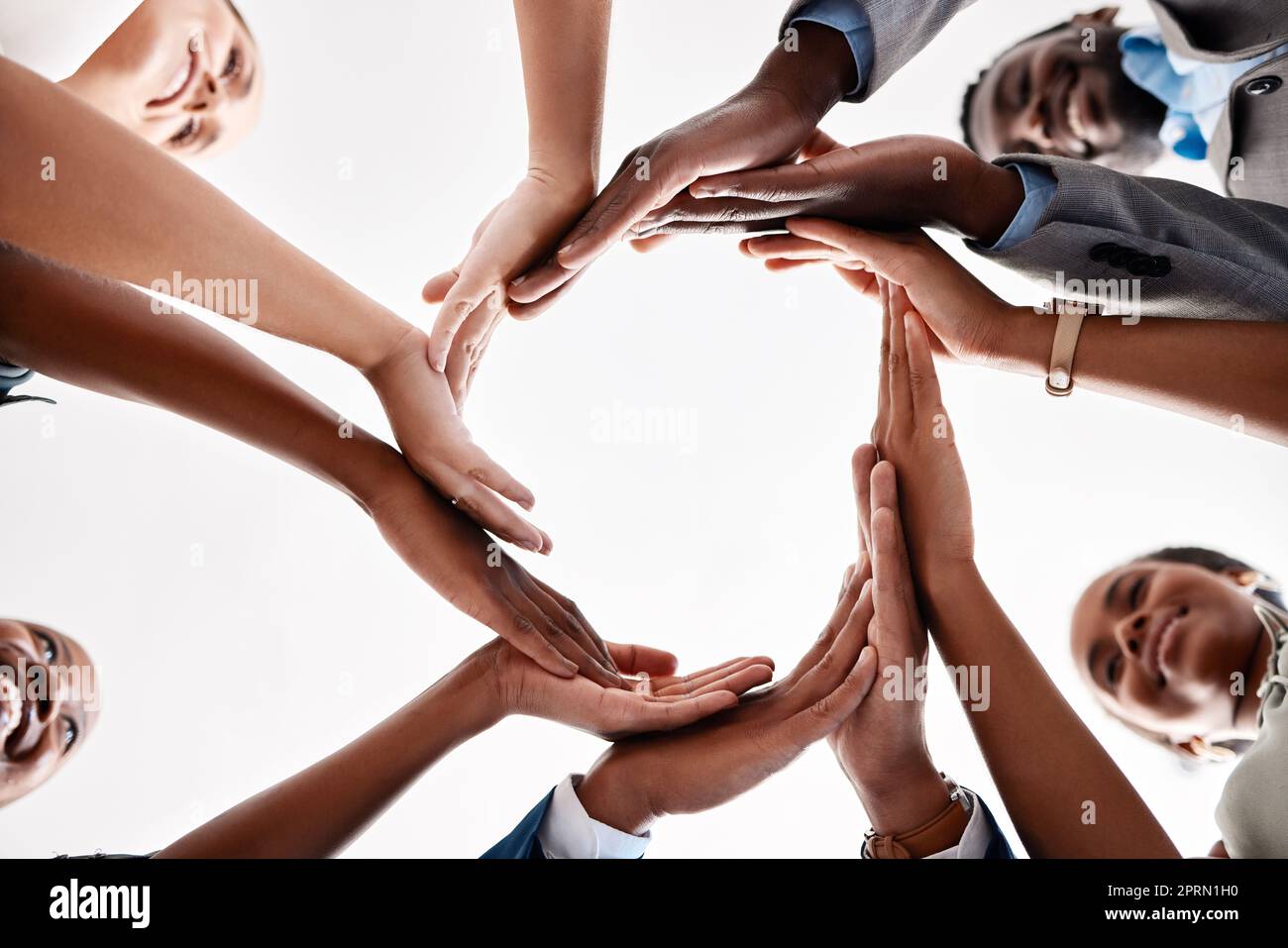 Vielfalt, Zusammenarbeit im Kreis und Teamwork für das Erfolgsziel, Motivation und globale Unternehmensinnovation. Zoom von Geschäftsleuten, Frauen und Männern, die in Gemeindegruppen arbeiten, Unterstützung oder Vertrauen Stockfoto