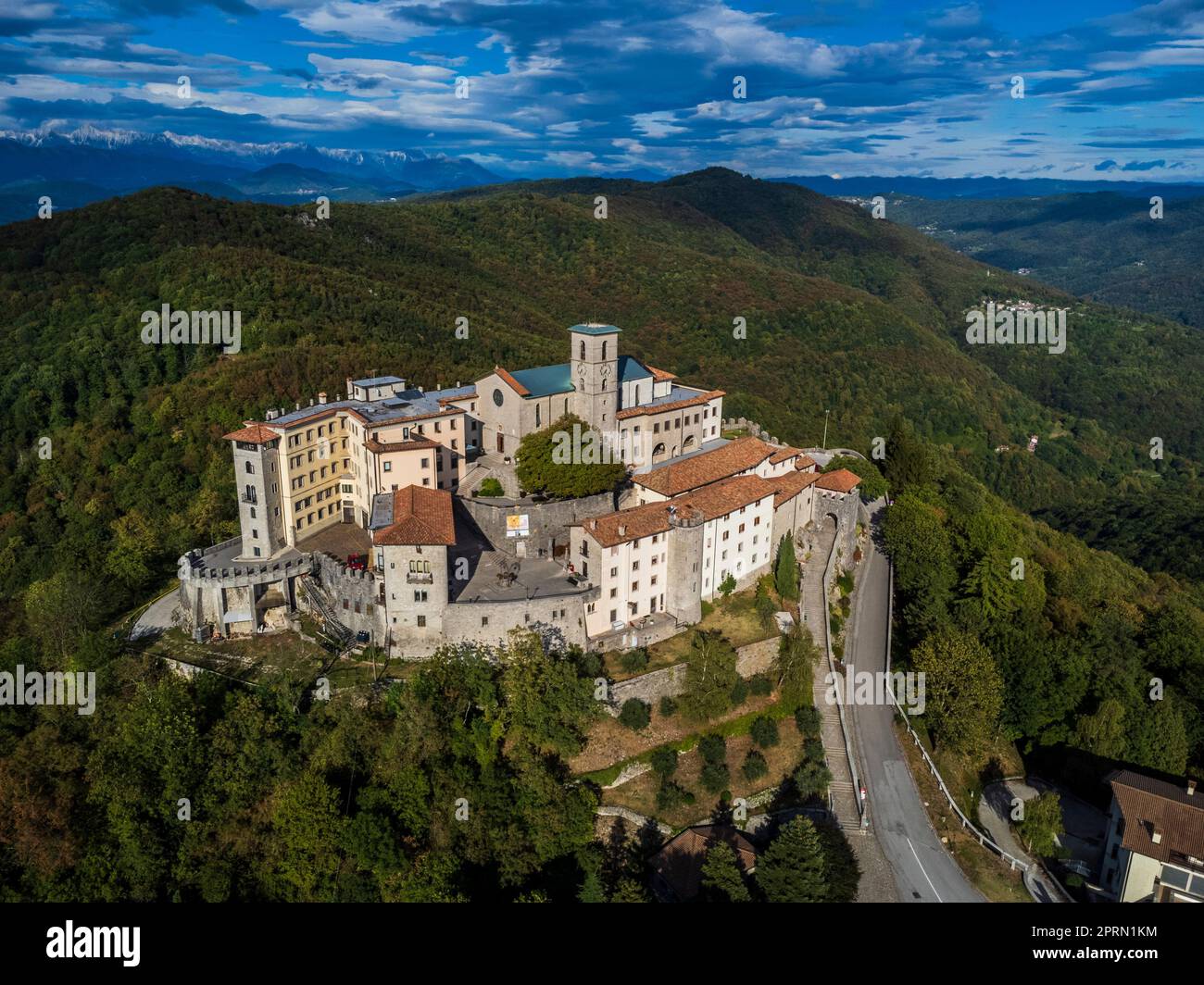 Antikes befestigtes Heiligtum von Castemonte. Spiritueller Aussichtspunkt über die Täler von Natisone. Stockfoto