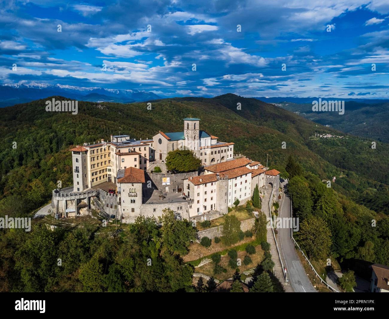 Antikes befestigtes Heiligtum von Castemonte. Spiritueller Aussichtspunkt über die Täler von Natisone. Stockfoto