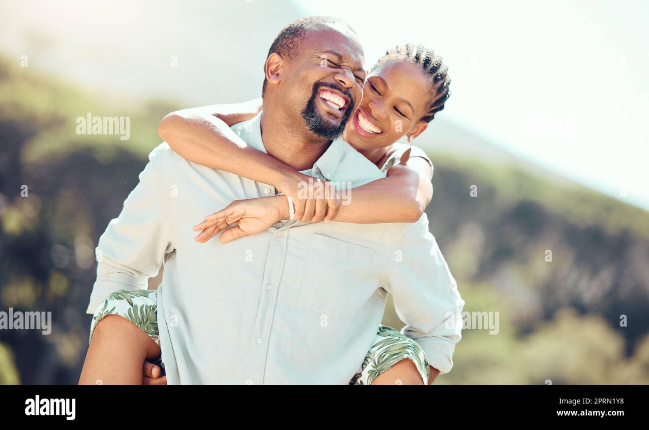 Glückliches Paar und schwarze Frau, die einen Rückflug von einem afrikanischen Ehemann in einem Sommerurlaub auf dem Land bekommen. Lächeln Sie, entspannen Sie sich und reisen Sie im Freien in einem romantischen, liebevollen und friedlichen Naturpark Stockfoto