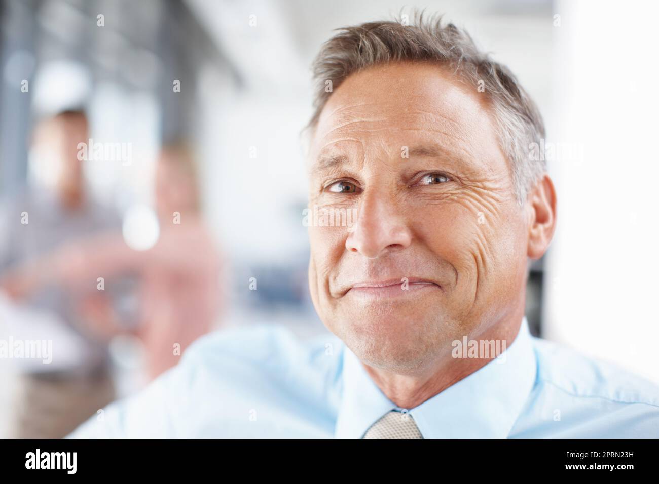 Seine Führungsqualitäten sind unbestritten. Porträt eines leitenden Geschäftsführers, der selbstbewusst lächelt – Copyspace. Stockfoto