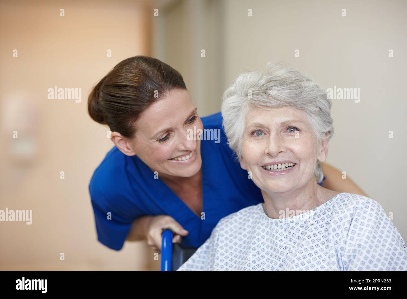 Große Sorgfalt und Mitgefühl geben. Porträt einer älteren Patientin mit einer Krankenschwester hinter ihr. Stockfoto