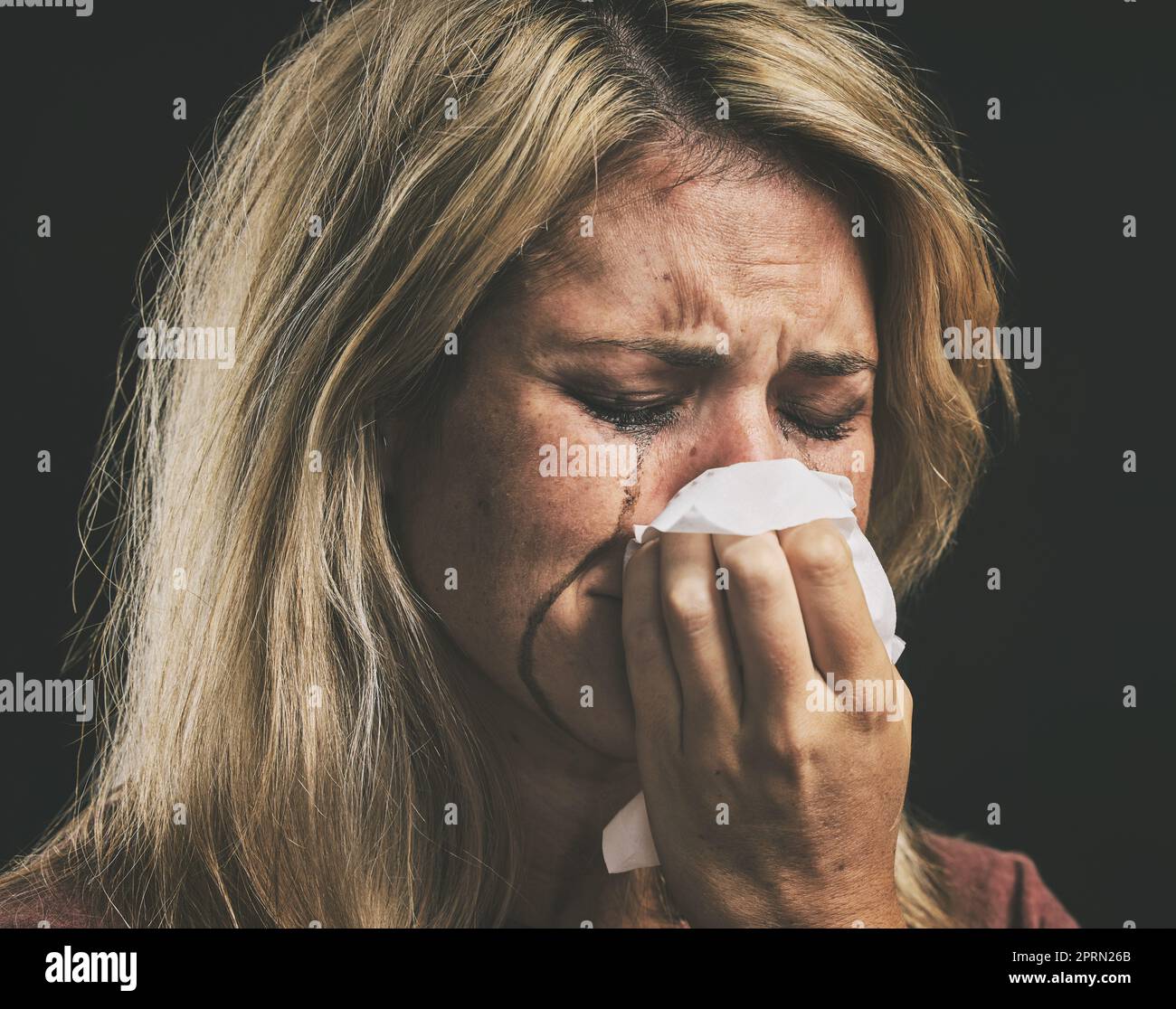 Frau traurig und weinend vor Depression, Angst und Stress vor einem Mockup schwarzen Studio Hintergrund. Psychische Gesundheit, frustriertes und müdes weibliches Denken Stockfoto