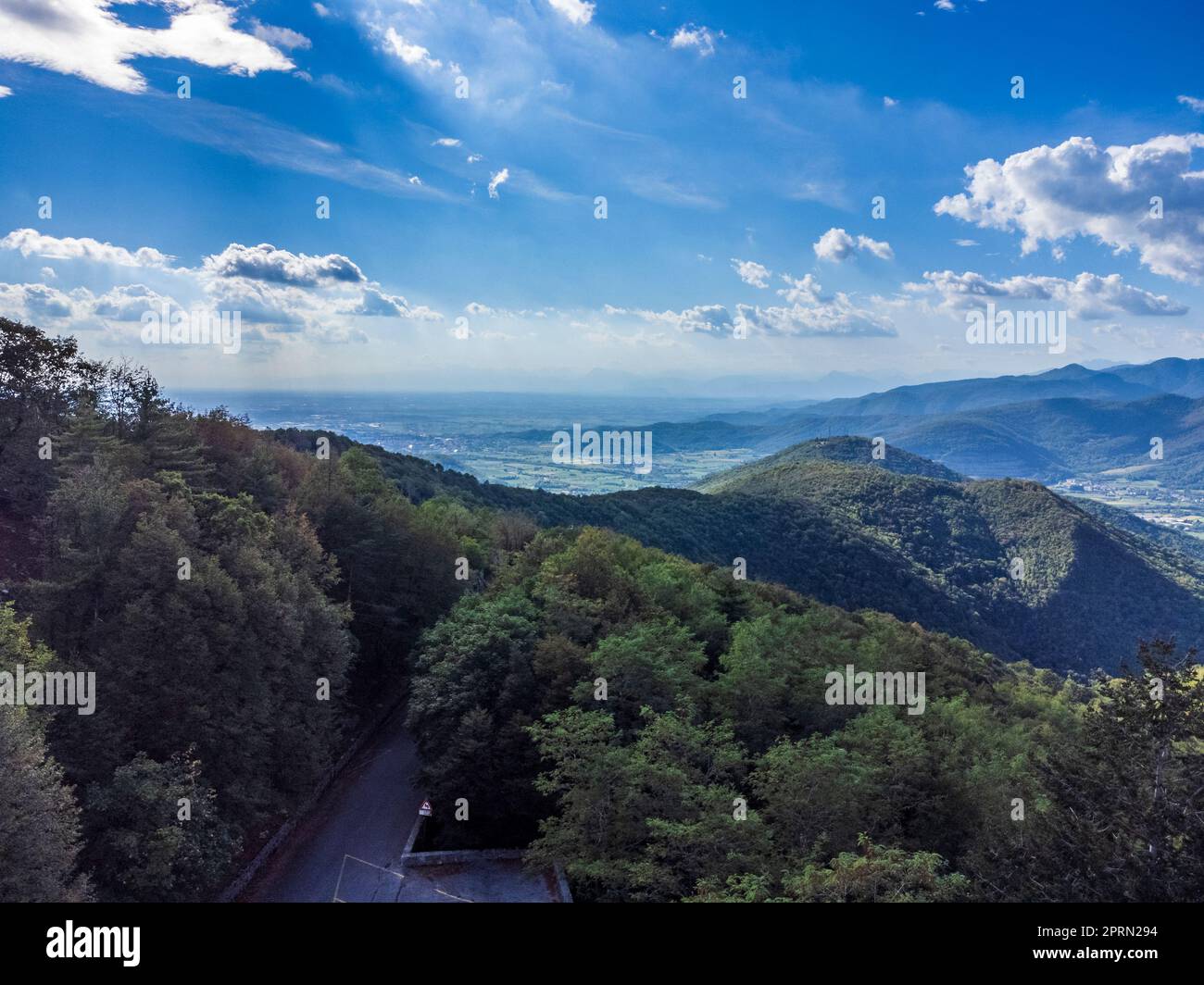 Antikes befestigtes Heiligtum von Castemonte. Spiritueller Aussichtspunkt über die Täler von Natisone. Stockfoto