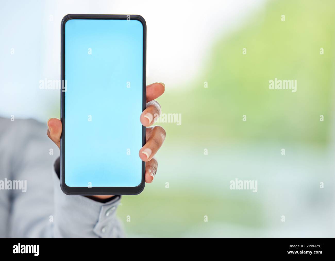 Mockup-Telefon, Leerraum und blauer mobiler Bildschirm in der Hand einer Geschäftsfrau für Werbung oder Marketing. 5G Netzwerk- und Drahtlostechnologie für ein Markenlogo, eine Internet-App oder eine Kontakt-Website Stockfoto