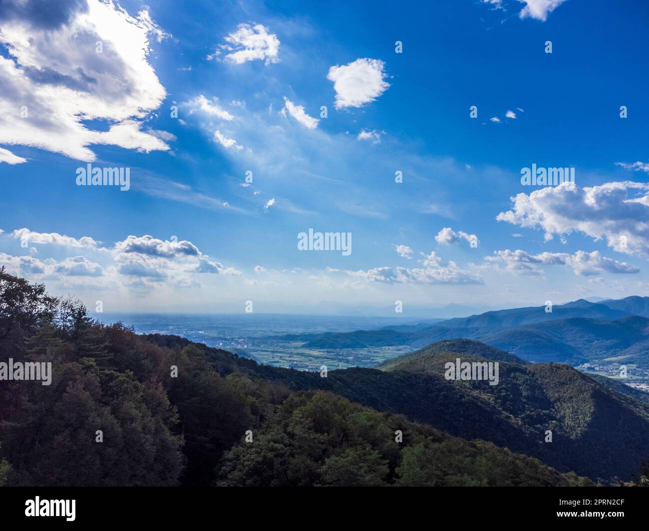 Antikes befestigtes Heiligtum von Castemonte. Spiritueller Aussichtspunkt über die Täler von Natisone. Stockfoto