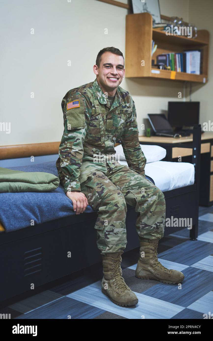 Du hast zuerst Amerikas nächsten Helden hier gesehen. Ein junger Soldat, der auf seinem Bett in den Schlafzimmern einer Militärakademie sitzt Stockfoto