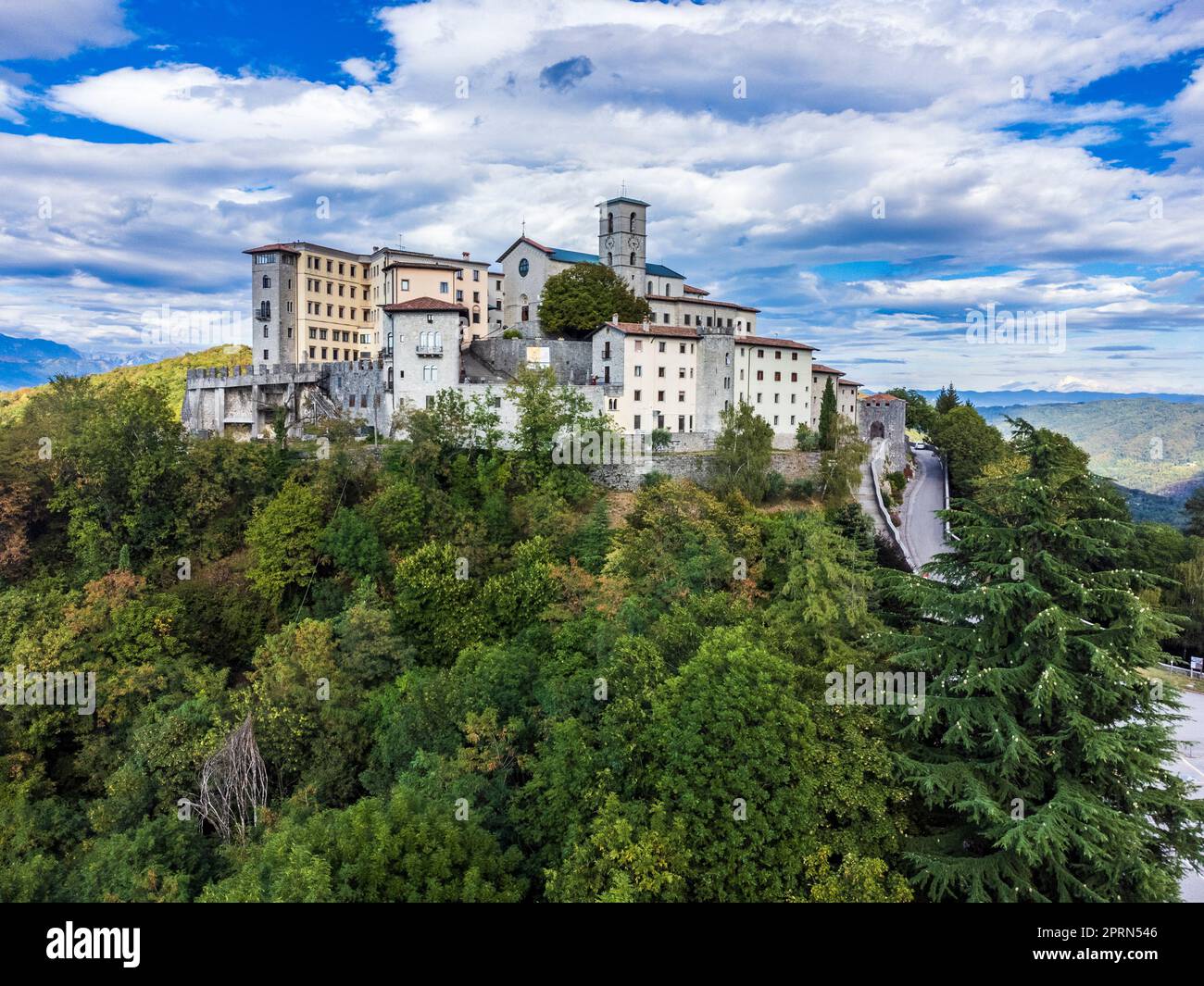 Antikes befestigtes Heiligtum von Castemonte. Spiritueller Aussichtspunkt über die Täler von Natisone. Stockfoto