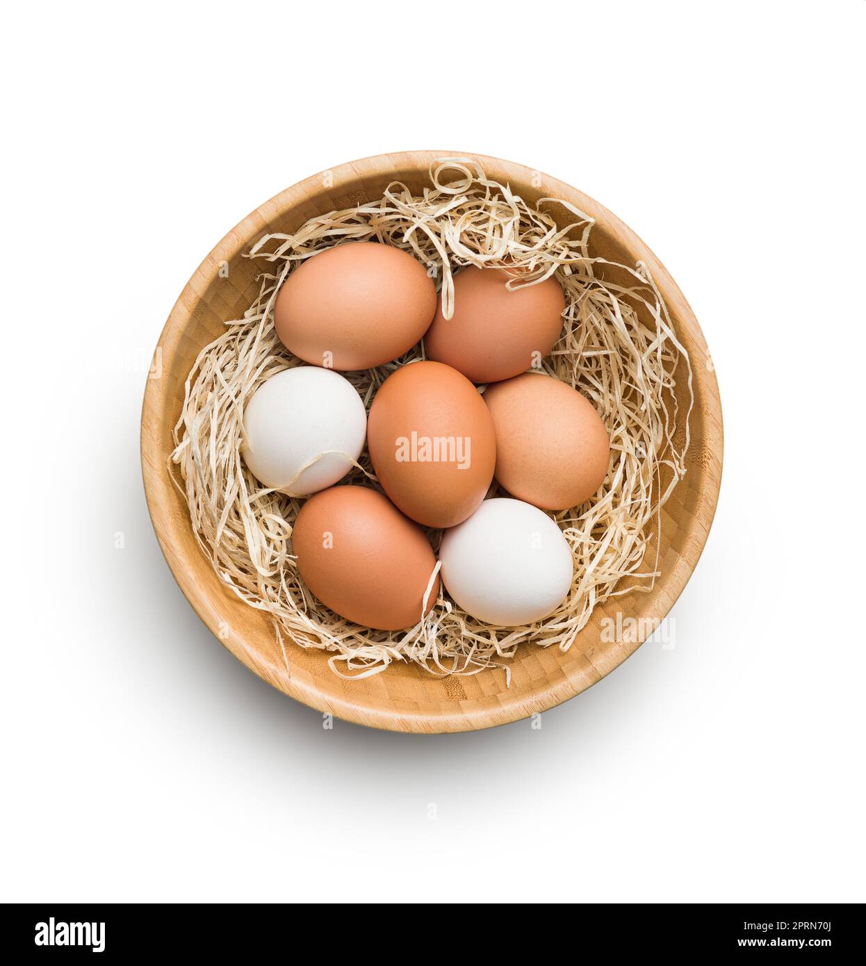 Ganze Hühnereier im Korb, isoliert auf weißem Hintergrund. Draufsicht. Stockfoto