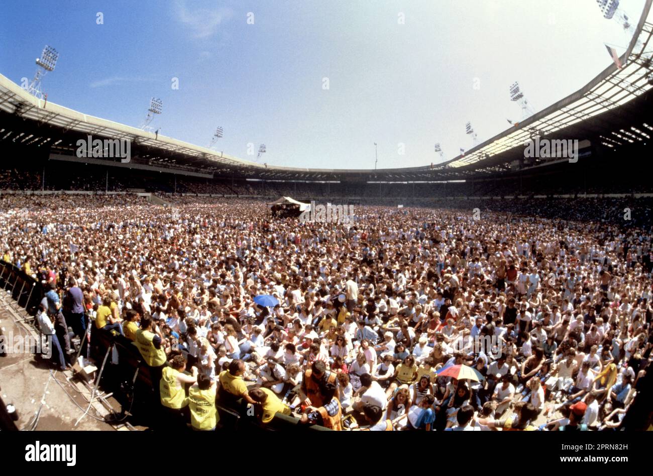 Ein Dateifoto von 13-07-1985 der großen Menge im Wembley Stadium, London, für das Live Aid Konzert. Eine riesige Menge versammelte sich für das Live Aid Charity-Konzert am 13. Juli 1985 im Wembley-Stadion, um Geld für die Opfer der Hungersnot in Äthiopien zu sammeln. Ausgabedatum: Donnerstag, 27. April 2023. Stockfoto