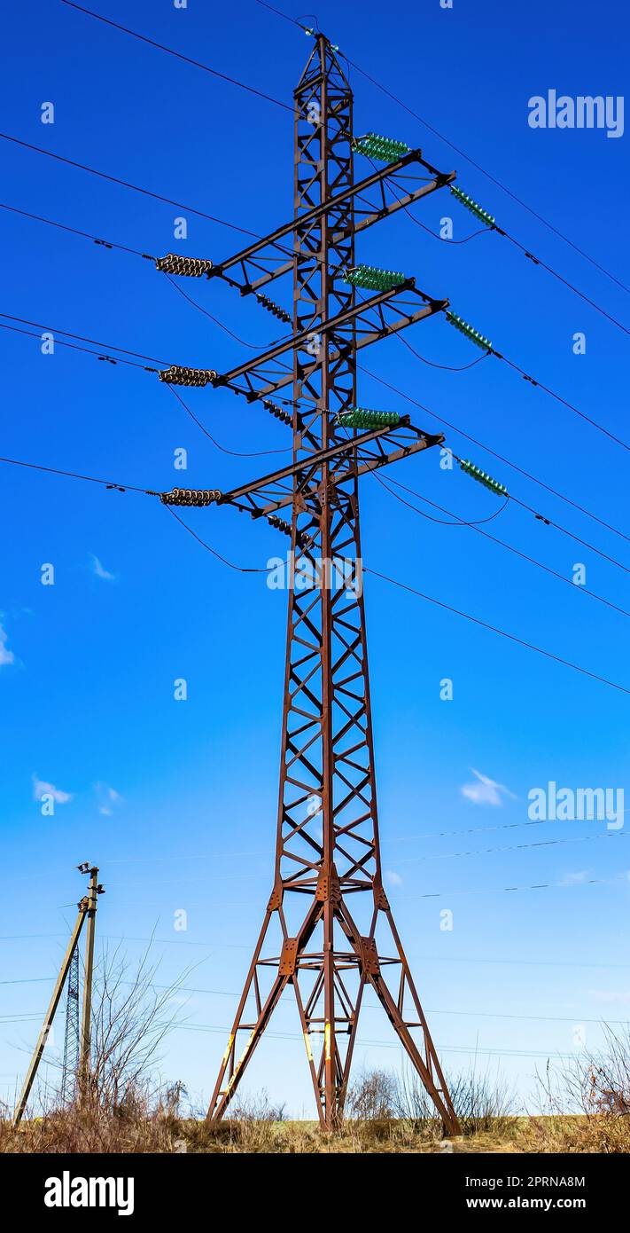 Turm mit Hochspannungsdrähten für die Kraftübertragung. Elektrokabel auf einem Metallturm. Hochspannungsleitung. Blauer Himmel. Energiegeschäft. Energ Stockfoto