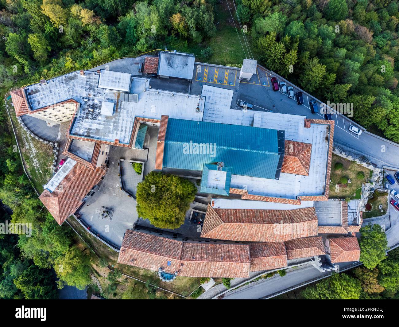 Antikes befestigtes Heiligtum von Castemonte. Spiritueller Aussichtspunkt über die Täler von Natisone. Stockfoto