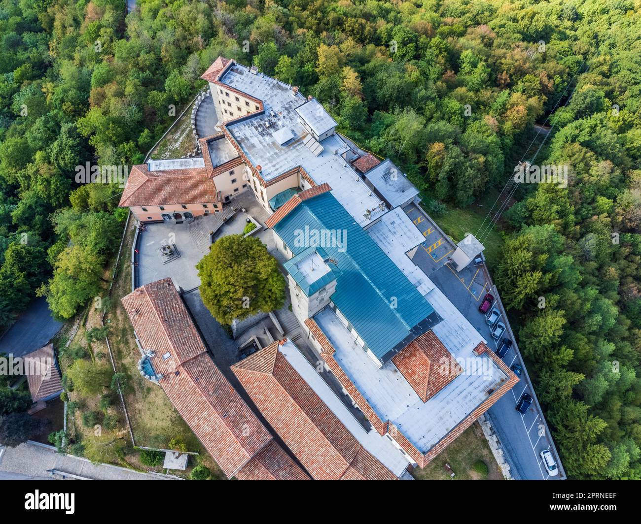 Antikes befestigtes Heiligtum von Castemonte. Spiritueller Aussichtspunkt über die Täler von Natisone. Stockfoto