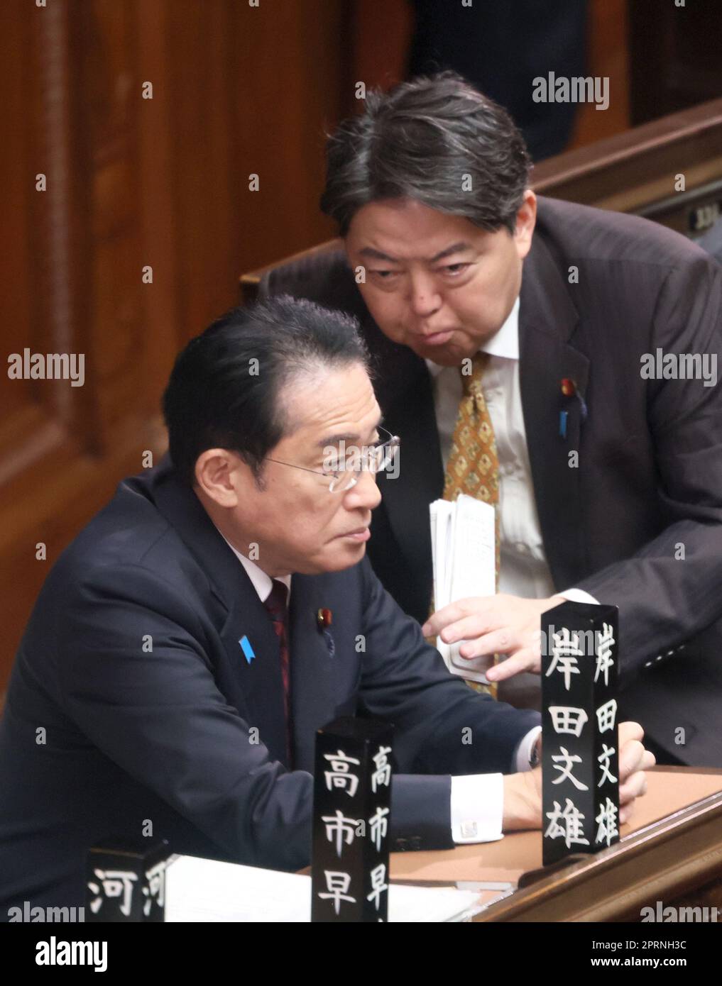 Tokio, Japan. 27. April 2023. Der japanische Ministerpräsident Fumio Kishida (L) unterhält sich am Donnerstag, den 27. April 2023, auf der Plenartagung des Unterhauses in Tokio mit Außenminister Yoshimasa Hayashi (R). (Foto: Yoshio Tsunoda/AFLO) Stockfoto
