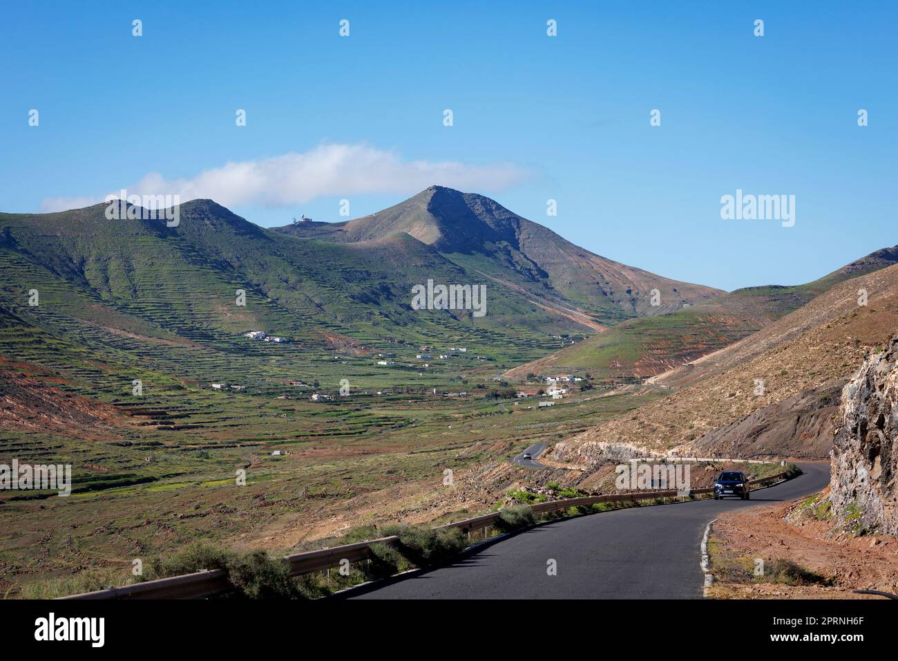 Die Straße führt durch das grüne Tal von Vallebron La Oliva Fuerteventura Stockfoto